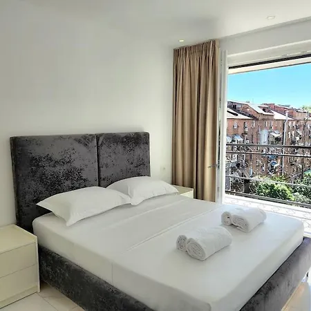 Center Penthouse Oasis شقة تيرانا