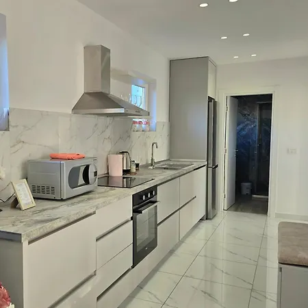 Center Penthouse Oasis * Tiran