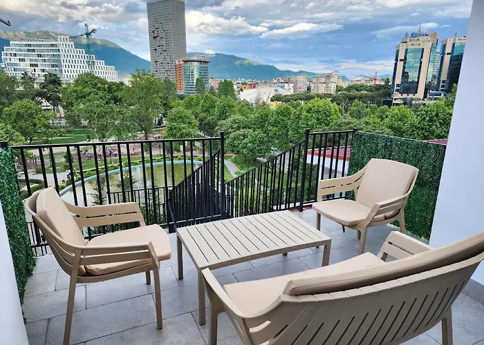 Apartment Center Penthouse Oasis *